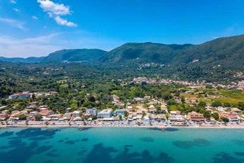 Panoramablick auf den Strand von Ipsos