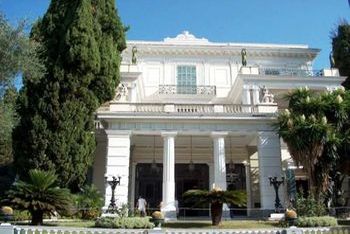 Der Eingang von Sissys Haus (Achillion Museum)