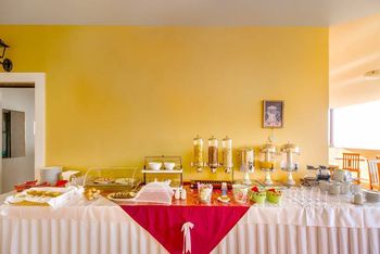 Wir servieren ein kontinentales Frühstücksbuffet