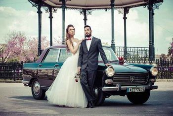 Der Bräutigam und die Braut im Hochzeitsauto