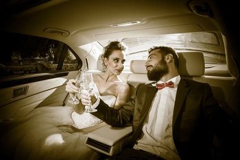 Das Brautpaar in der Limousine