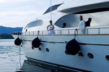 Das Brautpaar beginnt die Flitterwochen mit der Yacht