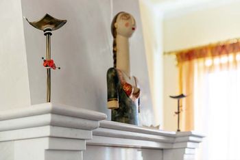 Γλυπτά από πορσελάνη κοσμούν το τζάκι