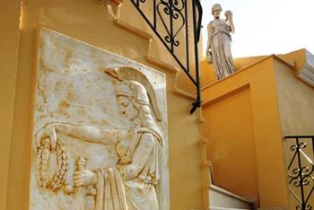 Τα μάρμαρα, τα αγάλματα και οι αρχαίες παραστάσεις δείχνουν το νεοκλασσικό στυλ